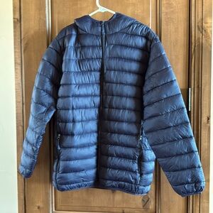 Polu men’s puffer jacket with hood.